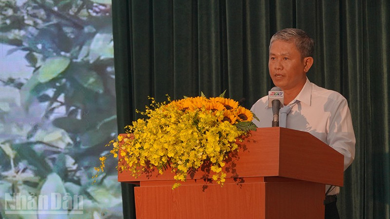 Ông Lê Hữu Thiện, Giám đốc Hợp tác xã Hoa mai vàng Bình Lợi, huyện Bình Chánh, Thành phố Hồ Chí Minh đọc tham luận tại chương trình. (Ảnh: MẠNH HẢO) ndo_bl_dsc01316.jpg