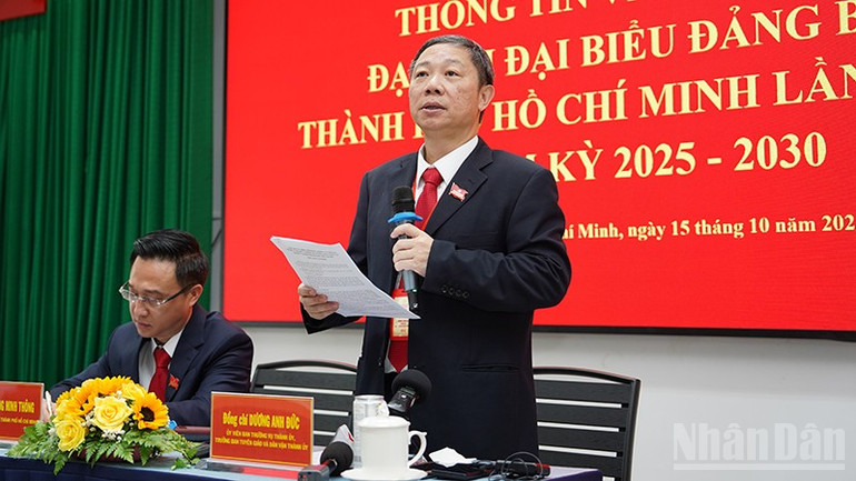 Đồng chí Dương Anh Đức, Trưởng Ban Tuyên giáo và Dân vận Thành ủy Thành phố Hồ Chí Minh phát biểu tại buổi họp báo. ndo_br_dsc09767-9350.jpg