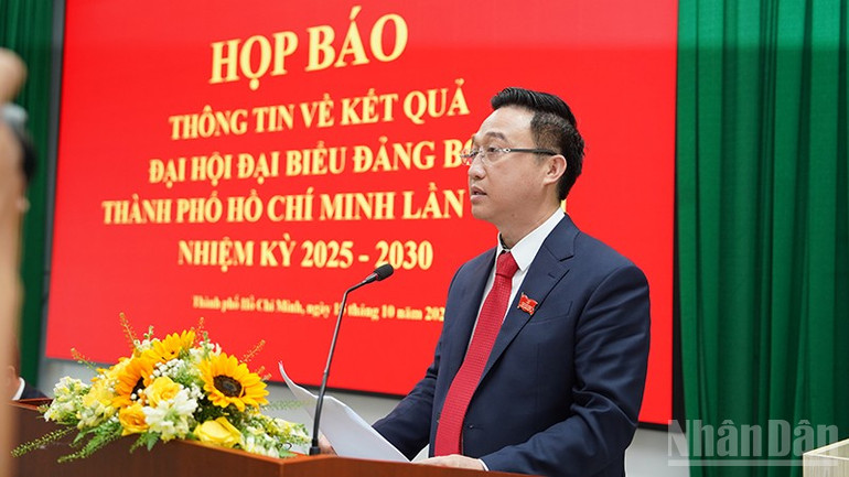 Đồng chí Đặng Minh Thông, Phó Bí thư Thành ủy Thành phố Hồ Chí Minh phát biểu tại buổi họp báo sau Đại hội. ndo_br_dsc09797.jpg