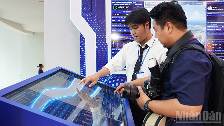 Triển lãm sản phẩm công nghệ thu hút sự quan tâm của đại biểu, người dân Thành phố. (Ảnh:THẾ ANH) ndo_br_f4.jpg