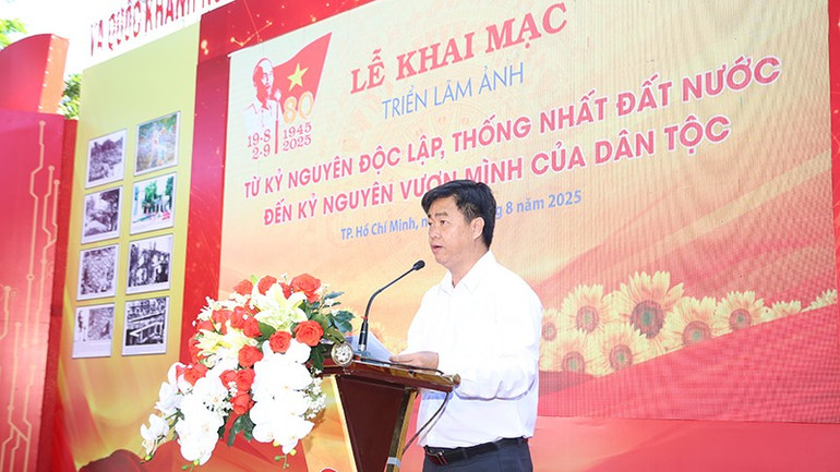 Đồng chí Lê Văn Minh, Phó Trưởng Ban Tuyên giáo và Dân vận Thành ủy Thành phố Hồ Chí Minh phát biểu khai mạc triển lãm. (Ảnh: Ban tổ chức) bw5a3415.jpg