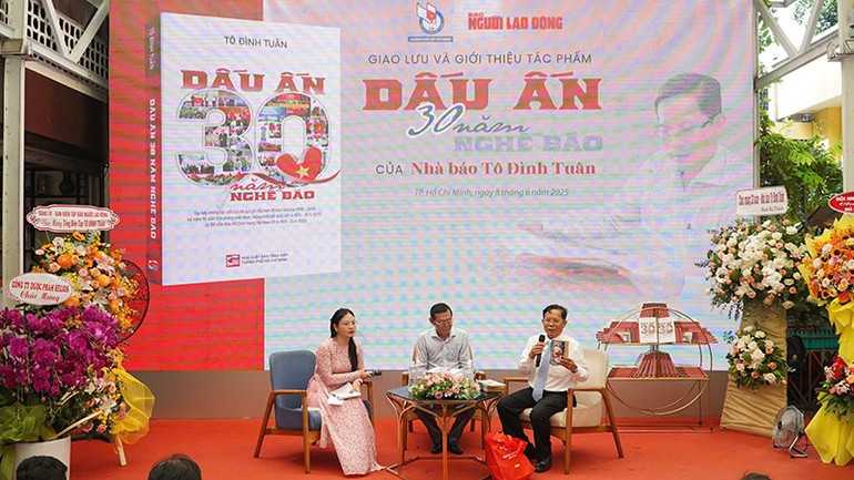 Quang cảnh buổi giao lưu, ra mắt sách. (Ảnh: DUY PHÚ) z6683980587427-9b043692f7e80f2f52d5625228a66a72.jpg