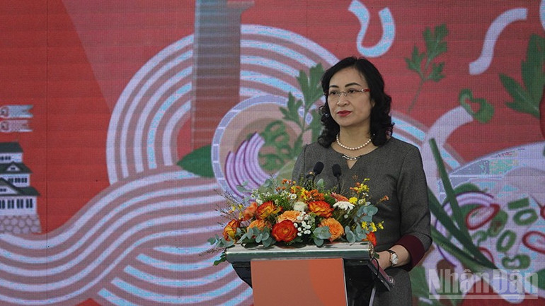 លោកស្រី Phan Thi Thang អនុរដ្ឋមន្ត្រីក្រសួងឧស្សាហកម្ម និងពាណិជ្ជកម្ម បានថ្លែងសុន្ទរកថានៅក្នុងកម្មវិធី។ ndo_br_z7322075199430-7dab19895a9f8b39f0fdf271969113db-1.jpg