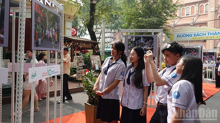 צעירים מבקרים בתערוכה. ndo_br_z7322051998367-62a848ee6354b12247ca405b0dc259d2.jpg