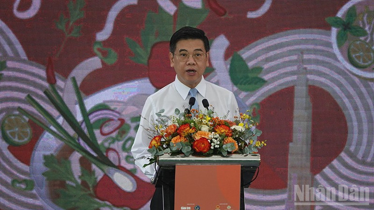 លោក ង្វៀន វ៉ាន់ យុង អនុប្រធានគណៈកម្មាធិការប្រជាជនទីក្រុងហូជីមិញ បានថ្លែងសុន្ទរកថានៅក្នុងកម្មវិធី។ ndo_br_z7322286603988-83e2a92a304592398a711044fad24db3.jpg