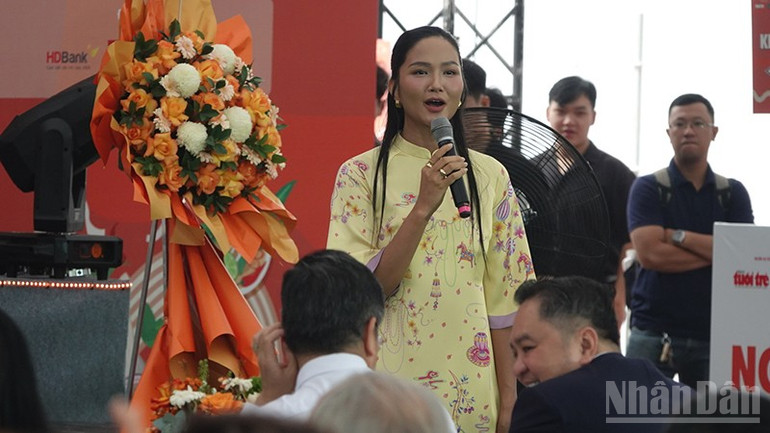 អ្នកស្រី H'Hen Niê បានចែករំលែកគំនិតរបស់គាត់លើម្ហូបហ្វឺនៅក្នុងព្រឹត្តិការណ៍នេះ។ ndo_br_z7322291332246-5fb4f0a5c39e523b2717fa66529131cd.jpg