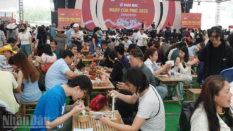 អ្នកញ៉ាំអាហារជាច្រើនបានមករីករាយជាមួយហ្វឺនៅថ្ងៃបើកសម្ពោធ។ ndo_bl_z7322291355274-e01d3d621f9e81eb49bfc51909ff0b11.jpg