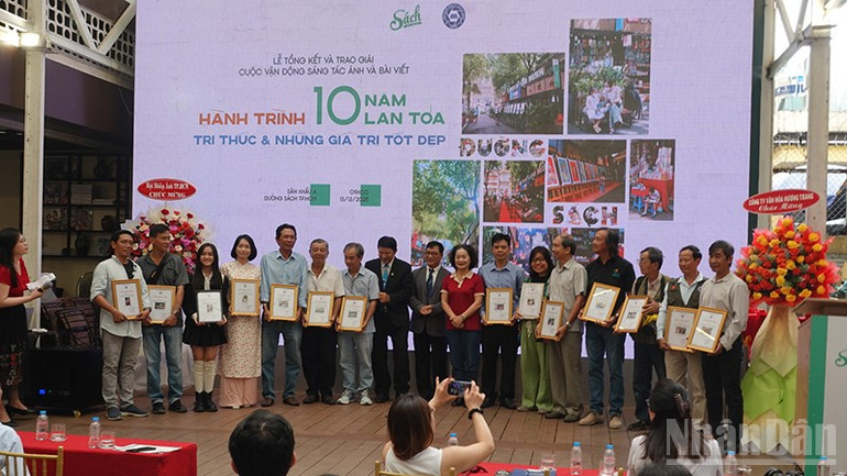 תעודות הוענקו לסופרים שתמונותיהם נבחרו לתצוגה ברחוב הספרים. ndo_br_z7322051864667-8891f2e49f6a53d3a15dceb9edc9ccdb.jpg