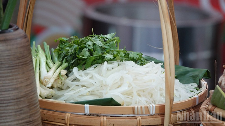 គ្រឿងផ្សំសម្រាប់ម្ហូបហ្វ័រត្រូវបានបង្ហាញយ៉ាងស្រស់ស្អាតនៅក្នុងកម្មវិធី។ ndo_br_z7322071373549-d5992ccf027f639288d2d115b6734f26.jpg