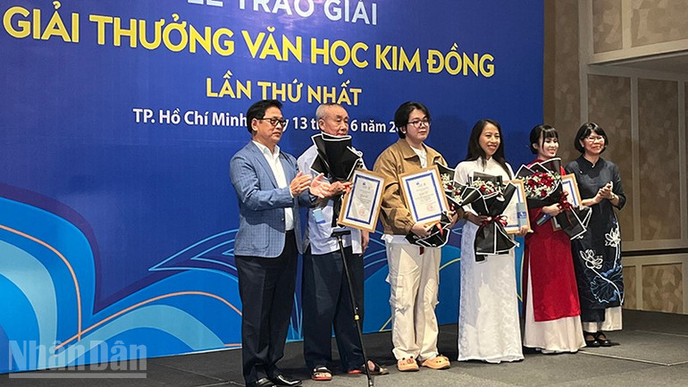Các tác giả đoạt Giải Tư Giải thưởng Văn học Kim Đồng lần thứ nhất. ndo_bl_img-0741.jpg