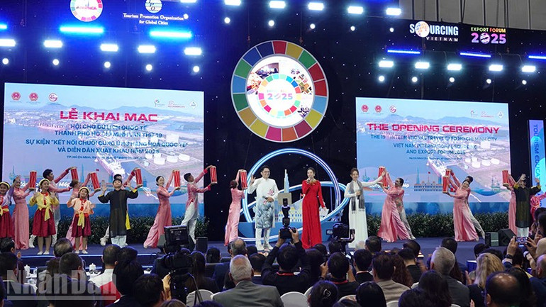 Tiết mục nghệ thuật trong lễ khai mạc. ndo_bl_z6975166912946-450f5f5d0c4c78ab205a42aab427623e.jpg