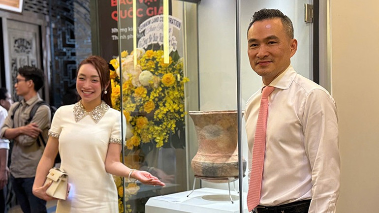 Nhà sưu tập Phạm Gia Chi Bảo bên Bảo vật quốc gia Chõ gốm Đông Sơn (Ảnh Kim Loan). z6753088078775-e2fd90954229956b7eb80d8b4b9e4790.jpg