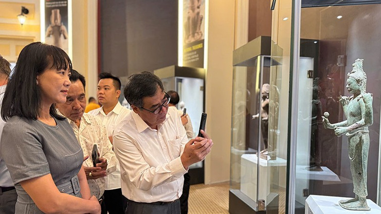 Các đại biểu tham quan trưng bày (Ảnh Kim Loan) z6753088088629-5a2ddc2e9042c6609ccd5dbc915fe645.jpg