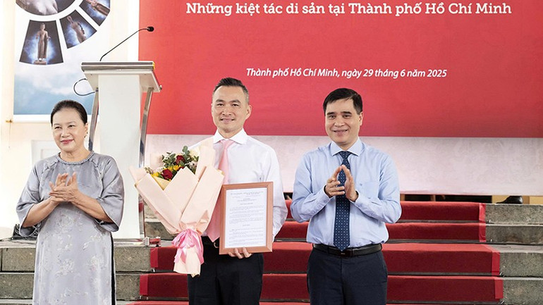 Nguyên Chủ tịch Quốc hội Nguyễn Thị Kim Ngân và Phó Cục trưởng Cục Di sản văn hóa Phạm Định Phong trao quyết định công nhận Bảo vật quốc gia đối với hiện vật Chõ gốm Đông Sơn cho nhà sưu tập Phạm Gia Chi Bảo (Ảnh Quốc Thanh). z6753311313668-9b78a114465646f1f0b345a5cb900189.jpg