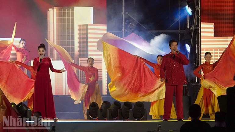 가수 민 상(Minh Sang)이 학생들에게 혁명가를 알리는 프로그램에서 가수 탄 응옥(Thanh Ngoc)과 듀엣으로 노래를 불렀습니다. (사진: 린 바오) ndo_bl_dsc00421-copy.jpg