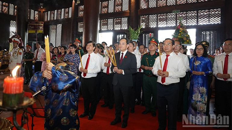 La delegación ofreció incienso en el templo del duque Le Thanh Hau Nguyen Huu Canh. (Foto: The Anh) ndo_br_dsc09237.jpg
