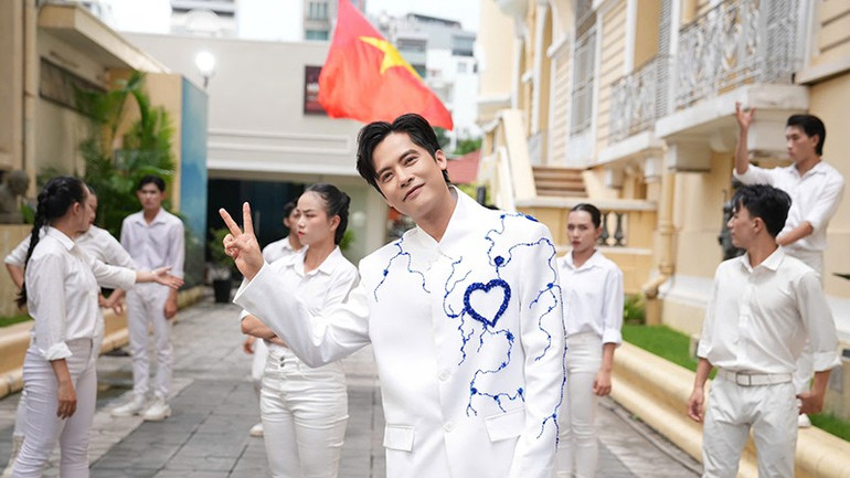 Hình ảnh ca sĩ Minh Sang xuất hiện cùng các chiến sĩ hải quân, sinh viên tình nguyện, đoàn viên thanh niên với lời ca mạnh mẽ. (Ảnh: Nhân vật cung cấp) minh-sang-bts.jpg