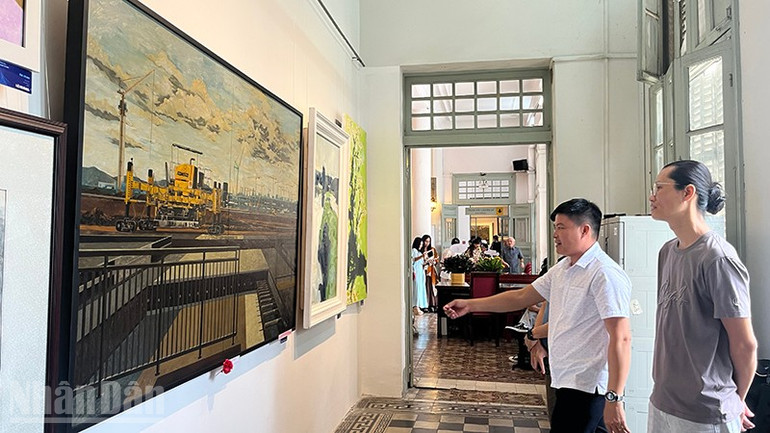 Nhiều tác phẩm khổ lớn có chất lượng tốt trong triển lãm lần này. ndo_bl_img-8327.jpg