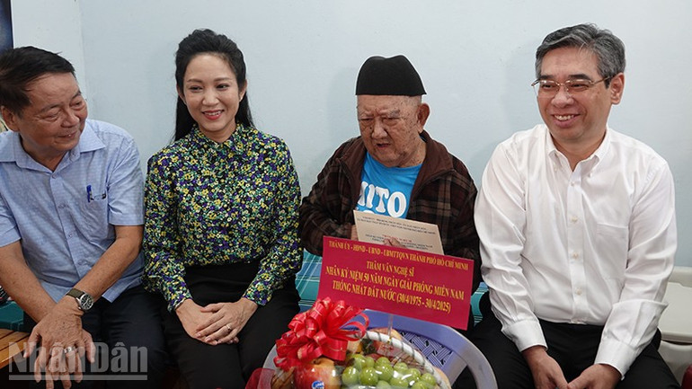 Lãnh đạo thành phố thăm nghệ sĩ Mạc Can. ndo_bl_dsc03178.jpg