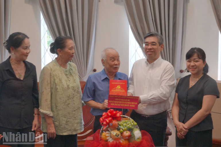 Đồng chí Nguyễn Phước Lộc thăm hỏi, tặng quà cho nhạc sĩ Phạm Minh Tuấn. ndo_bl_dsc03426-copy.jpg
