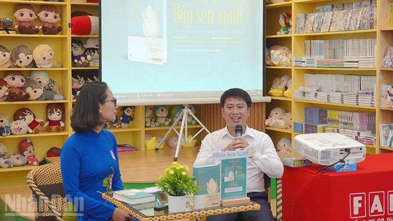 Nhà văn Phương Huyền và diễn giả, Thạc sĩ Bùi Văn Như tại buổi giao lưu. (Ảnh: Mạnh Hảo) ndo_bl_dsc01419.jpg