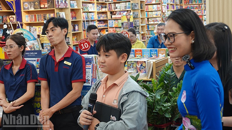 Bạn trẻ đặt câu hỏi tại chương trình giao lưu. (Ảnh: Mạnh Hảo) ndo_bl_dsc01622.jpg