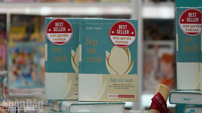 Ấn bản đặc biệt cuốn sách "Búp Sen Xanh". (Ảnh Mạnh Hảo) ndo_bl_dsc01471.jpg