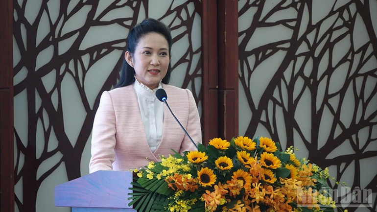 शहर के संस्कृति एवं खेल विभाग के उप निदेशक एवं लोक कलाकार गुयेन थी थान थुय ने प्रेस कॉन्फ्रेंस में बात की। ndo_br_dsc09079.jpg