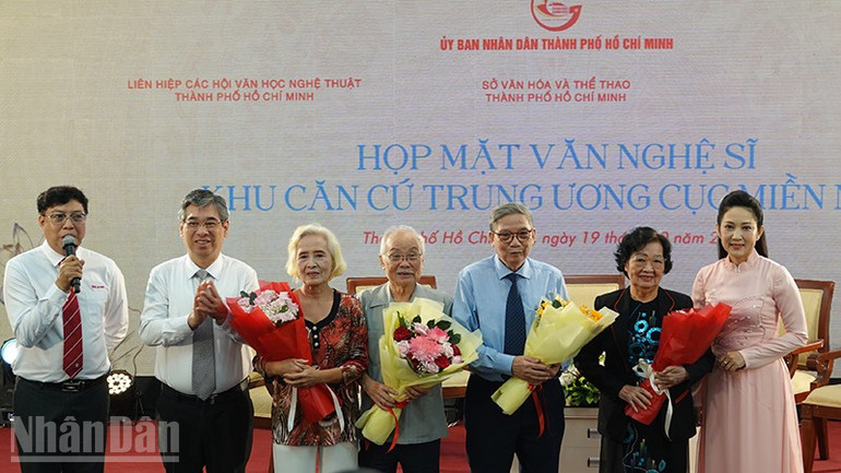 Lãnh đạo thành phố tặng hoa cho các văn nghệ sĩ Trung ương Cục miền nam. ndo_bl_dsc04386.jpg