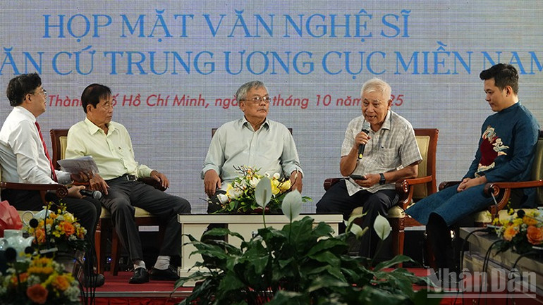 Các văn nghệ sĩ kể lại những câu chuyện khi còn ở Trung ương Cục miền nam. ndo_br_dsc04407.jpg