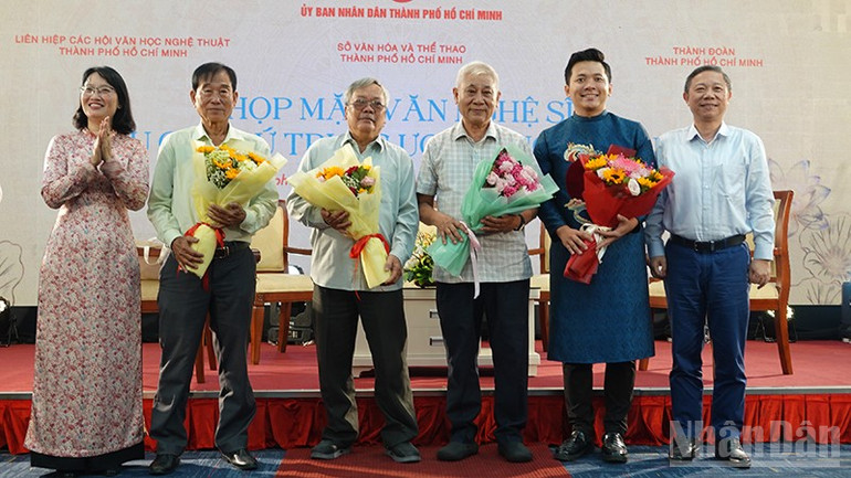 Lãnh đạo thành phố tặng hoa cho các văn nghệ sĩ tại buổi họp mặt. ndo_br_dsc04445.jpg