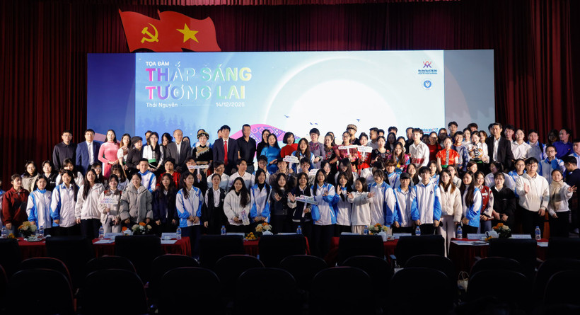 Các đại biểu và sinh viên tham dự chương trình tọa đàm.