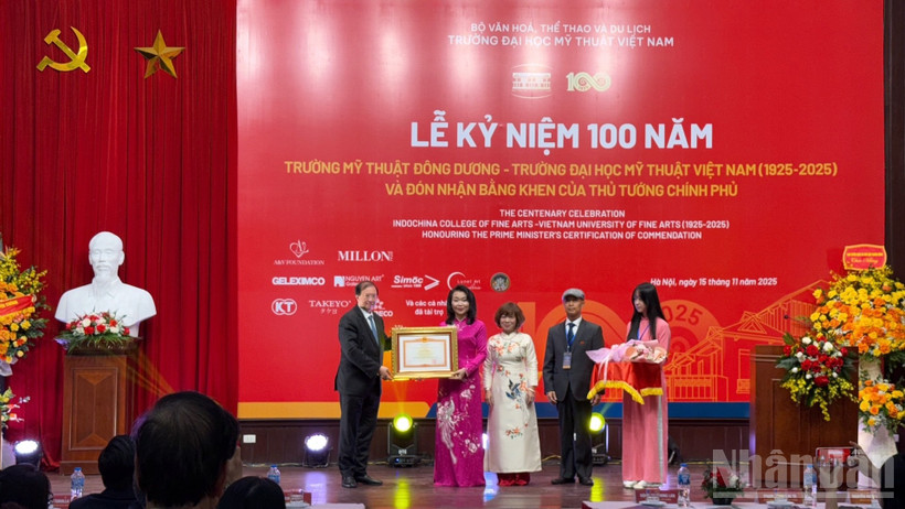 Thứ trưởng Văn hóa, Thể thao và Du lịch Tạ Quang Đông trao Bằng khen của Thủ tướng Chính phủ cho đại diện Trường Đại học Mỹ thuật Việt Nam.