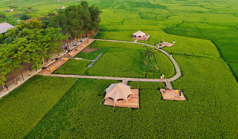Điểm du lịch được thiết kế mộc mạc, hài hòa với thiên nhiên xanh mát chung quanh.