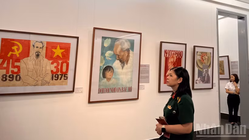 Khách tham quan triển lãm tại Bảo tàng Mỹ thuật Việt Nam.