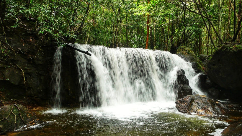 Một dòng thác trên dòng Suối Tranh với cảnh sắc thiên nhiên hữu tình.