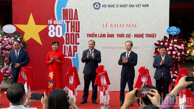 Các đại biểu thực hiện nghi thức cắt băng khai mạc Triển lãm "Tổ quốc - 80 mùa thu Độc lập".