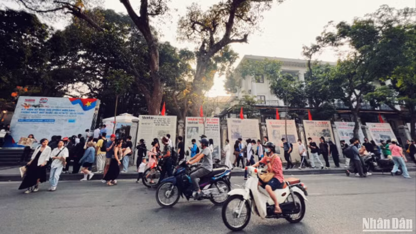 Triển lãm tương tác 50 năm Ngày Giải phóng miền nam, thống nhất đất nước tại Trụ sở Báo Nhân Dân, Hà Nội.