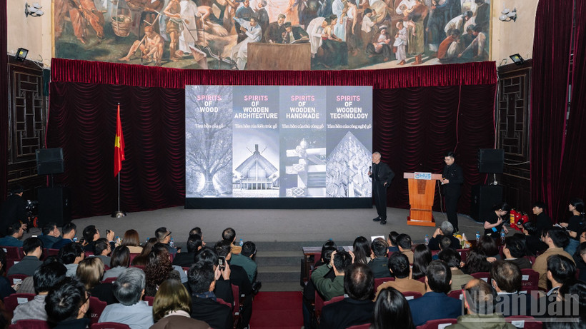 Chương trình diễn ra tại hội trường Ngụy Như Kon Tum, Đại học Quốc gia Hà Nội - một trong những di sản kiến trúc tiêu biểu của Thủ đô.