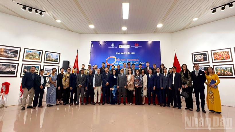 Các đại biểu, nghệ sĩ Việt Nam và Indonesia tham dự sự kiện.