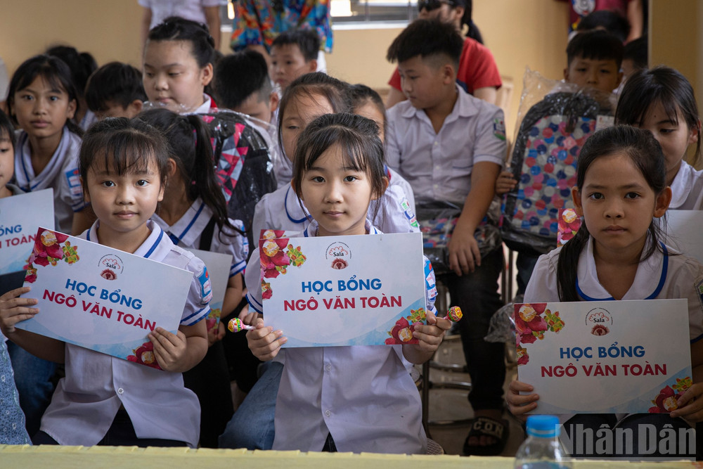 Đoàn đã trao 200 ba-lô học sinh do Công ty Ladoda tài trợ, 20 suất học bổng Ngô Văn Toàn dành tặng học sinh nghèo vượt khó (mỗi suất trị giá 1 triệu đồng) và nhiều dụng cụ học tập thiết yếu. ndo_br_stnd8024.jpg
