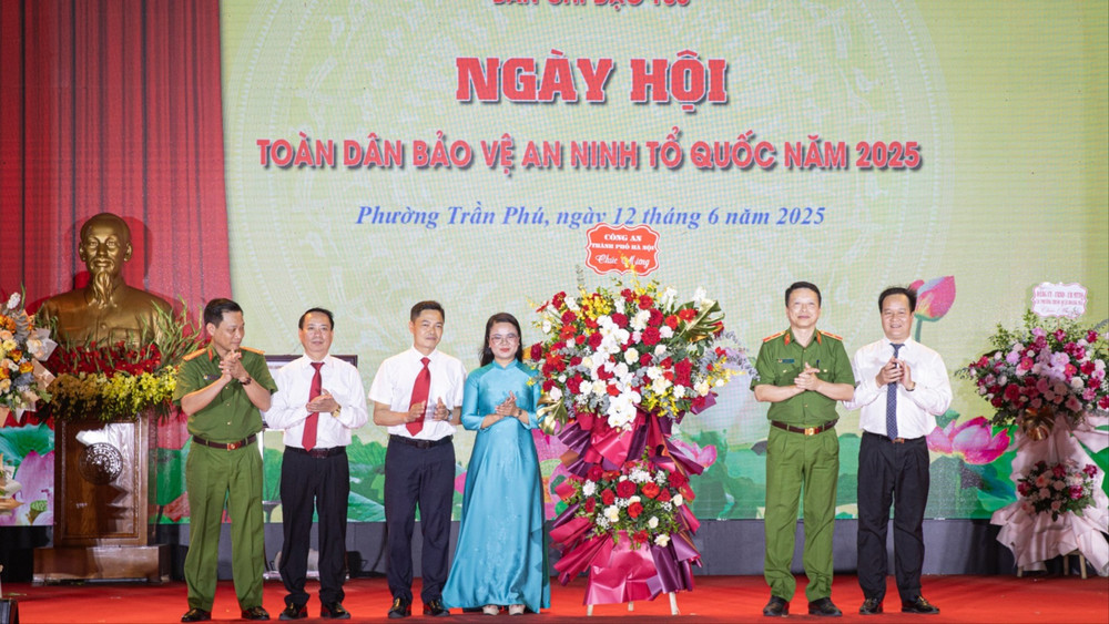 Thiếu tướng Nguyễn Hồng Ky, Phó Giám đốc Công an thành phố Hà Nội tặng hoa chúc mừng Ngày hội.