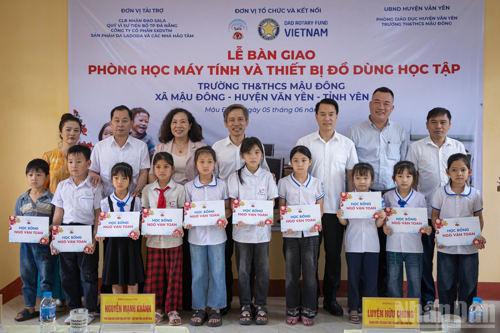 Trong khuôn khổ chương trình, đoàn công tác cũng di chuyển tới hai điểm trường khó khăn thuộc huyện Văn Yên: Điểm Trường thôn Cầu Quạch (xã Mậu Đông) và điểm Trường thôn Trung Tâm (xã Xuân Ái). ndo_br_stnd7946.jpg