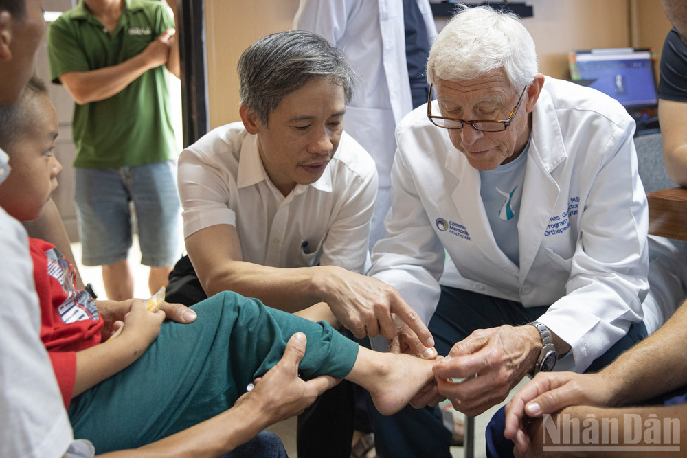 Phó Giáo sư, Tiến sĩ Nguyễn Mạnh Khánh, Phó Giám đốc Bệnh viện Hữu nghị Việt Đức, Chủ tịch Hội Chấn thương chỉnh hình Việt Nam, Chủ nhiệm Câu lạc bộ Nhân đạo Sala cùng chuyên gia người Hoa Kỳ khám cho người dân tỉnh Yên Bái. ndo_br_stnd7274.jpg