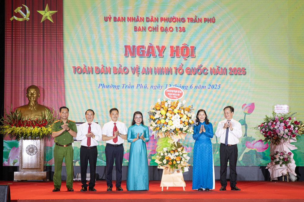 Phó Chủ tịch Ủy ban Mặt trận Tổ quốc Việt Nam thành phố Hà Nội Đặng Thị Phương Hoa tặng hoa chúc mừng. stnd0688.jpg