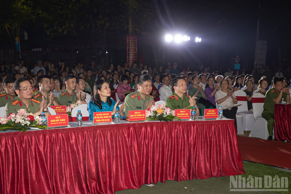 Các đại biểu tham dự “Ngày hội Toàn dân bảo vệ an ninh Tổ quốc” tại phường Trần Phú, quận Hoàng Mai, Hà Nội. ndo_br_stnd0660.jpg