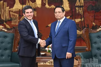 Thủ tướng Chính phủ Phạm Minh Chính và ông Gerald Toledano, thành viên Ban Điều hành, Giám đốc mảng sản phẩm cổ phiếu và đa tài sản toàn cầu của FTSE Russell. (Ảnh: TRẦN HẢI)