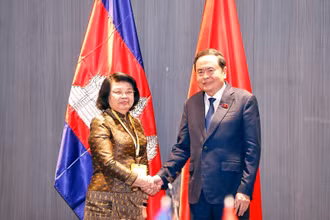 Chủ tịch Quốc hội Trần Thanh Mẫn hội kiến Chủ tịch Quốc hội Campuchia Samdech Maha Rathsapheathika Thipadei Khuon Sudary. (Ảnh: TTXVN)