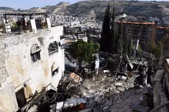Hiện trường cuộc không kích của Israel xuống Damascus, Syria. (Ảnh: THX/TTXVN)
