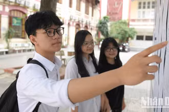 Thí sinh kiểm tra danh sách và phòng thi tại điểm thi Trường THPT Trần Phú-Hoàn Kiếm.
